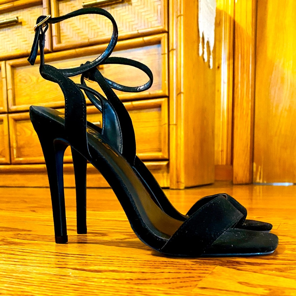 Lulu’s Black Suede Sandals